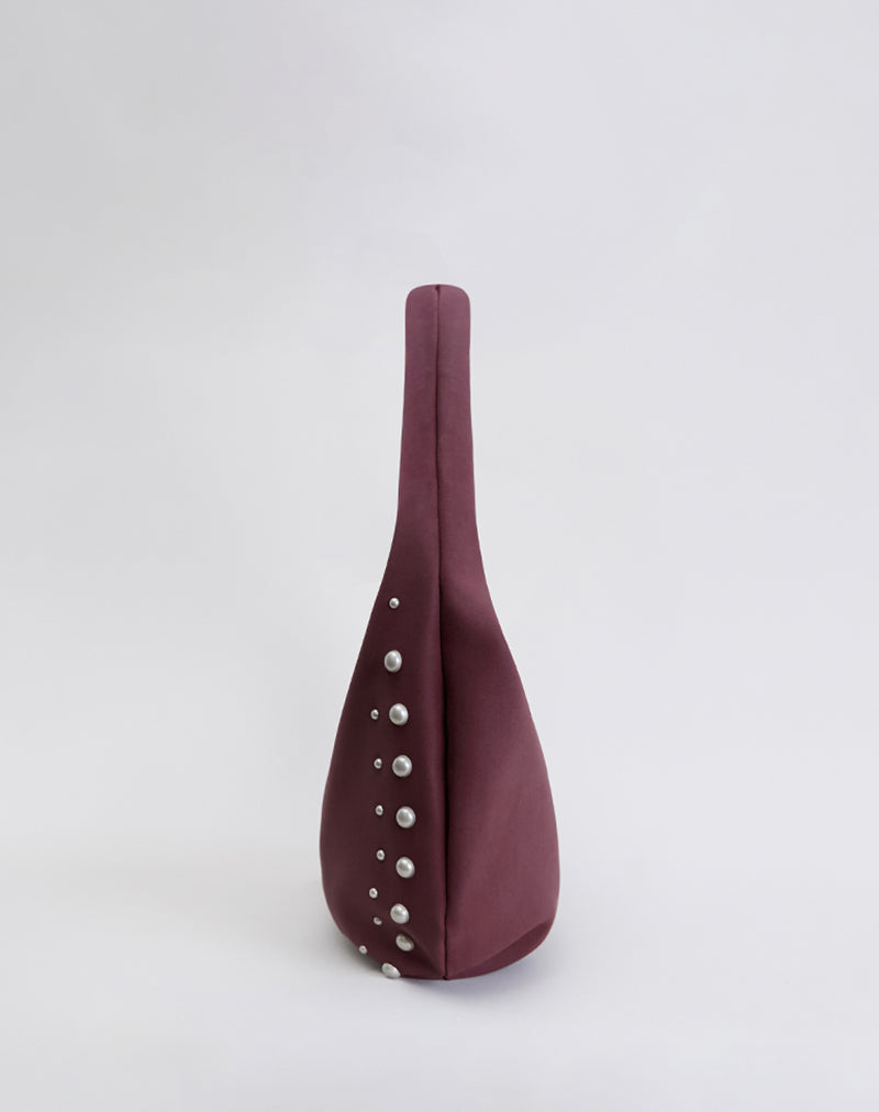 Imagen del bolso Slouch con tachuelas en burdeos