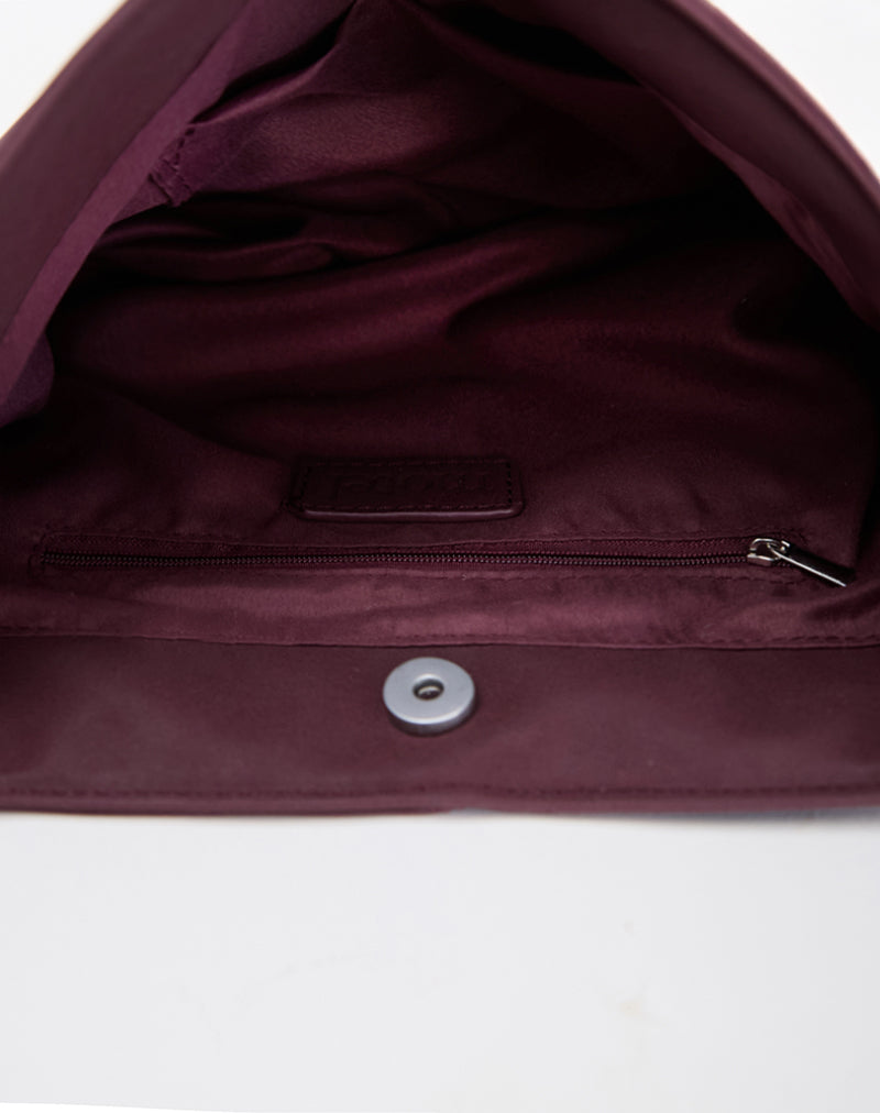 Imagen del bolso Slouch con tachuelas en burdeos