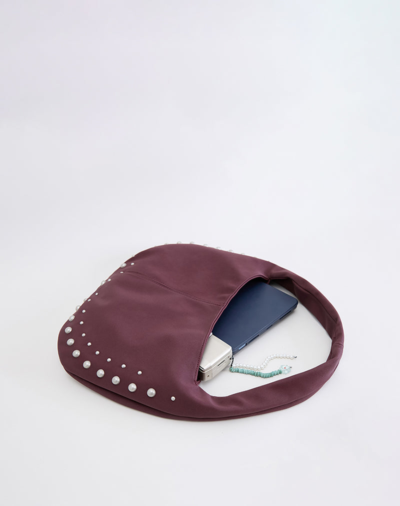 Imagen del bolso Slouch con tachuelas en burdeos