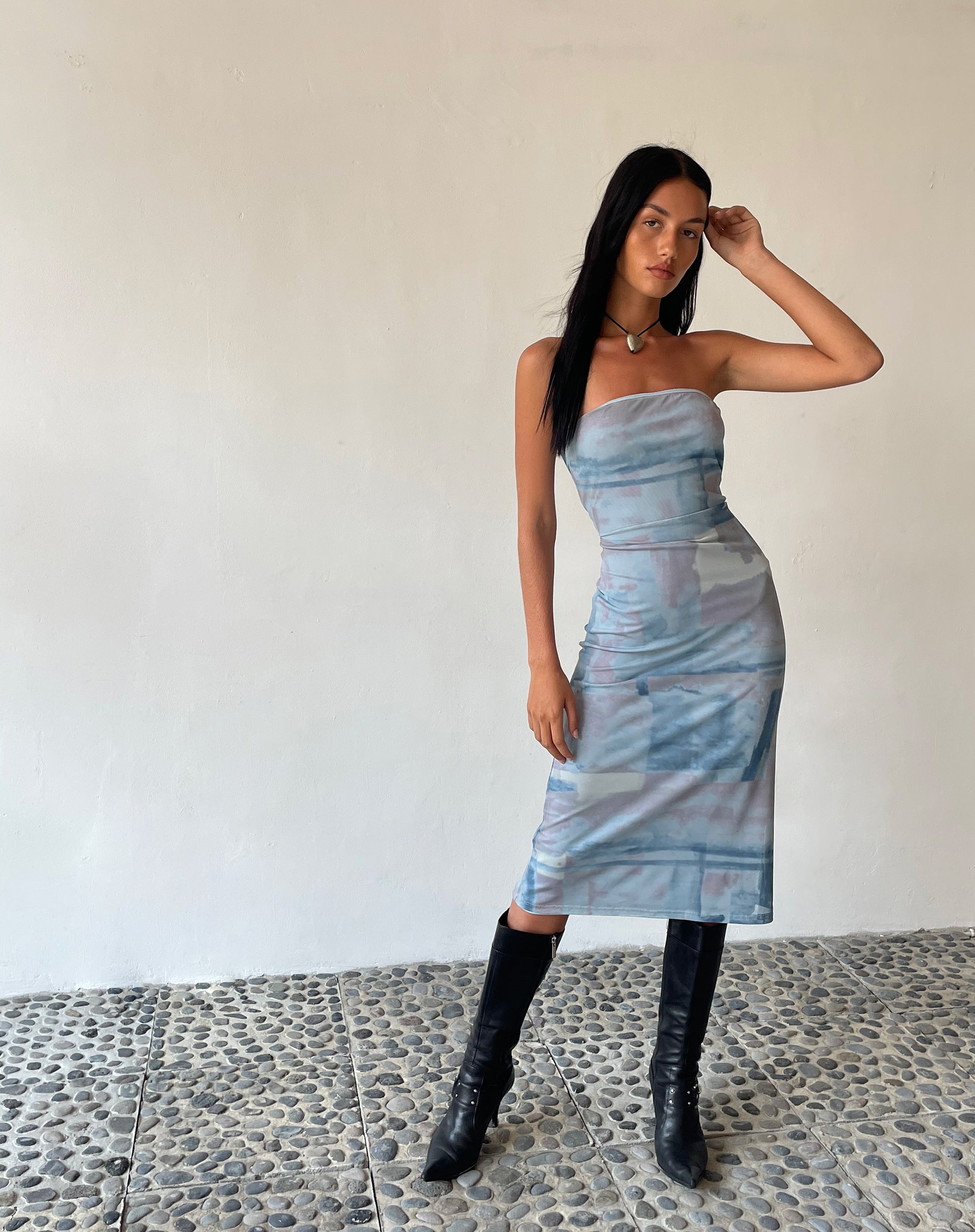 Imagen de MOTEL X JACQUIE Suki Bandeau Midi Dress in Mesh Abstract Paint Brush Azul