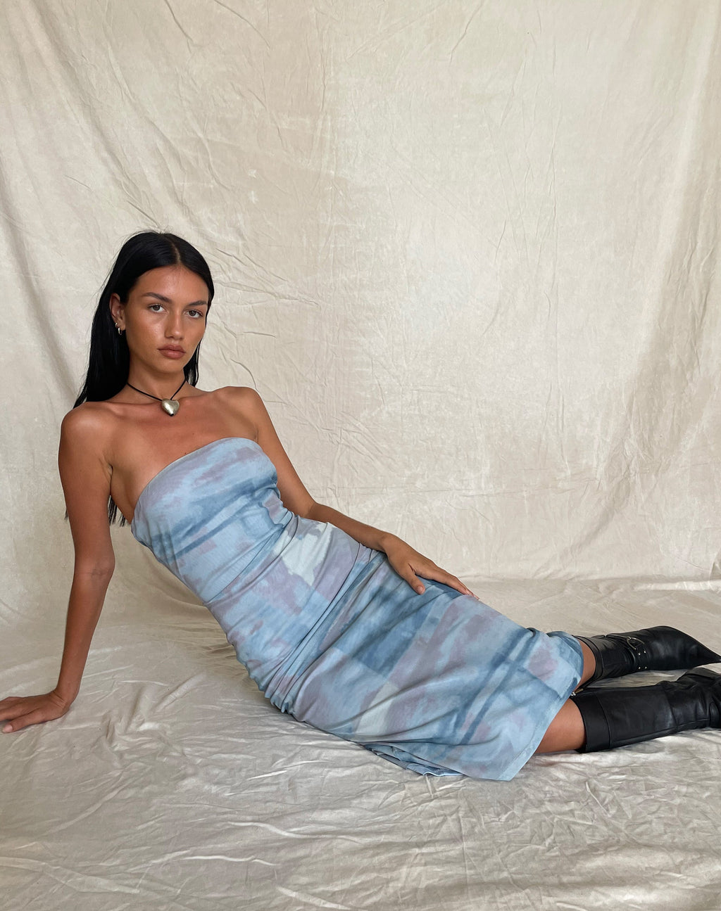 MOTEL X JACQUIE Suki Bandeau Vestido Midi en Malla Abstracto Pincel Azul