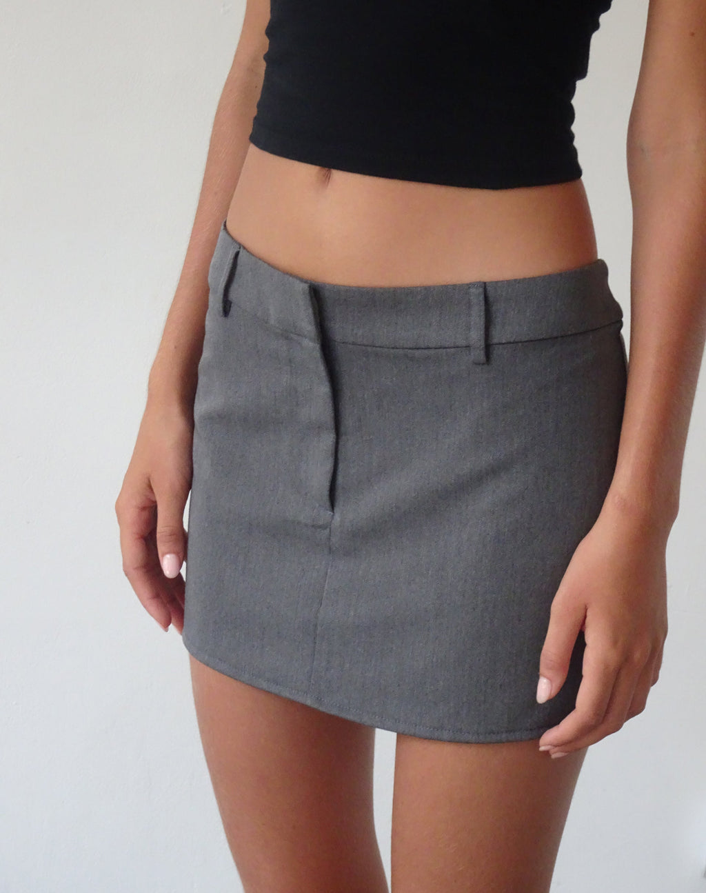Minifalda a medida Sukra en gris oscuro