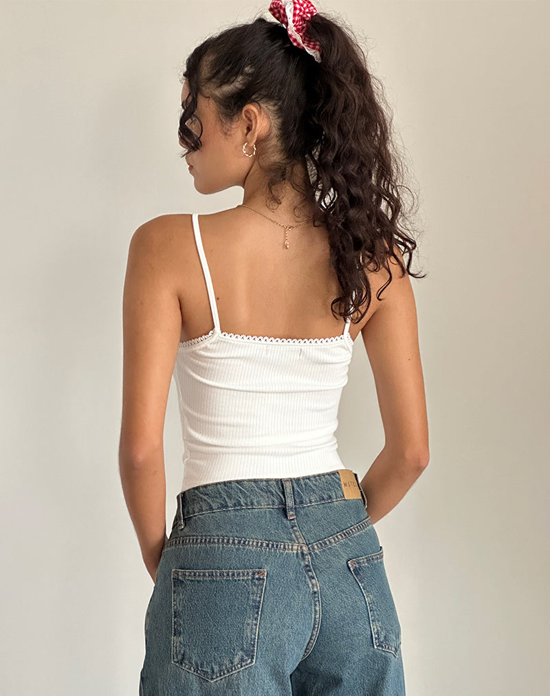 Image of Suna Chaleco en blanco roto con estampado de lazos de fresa