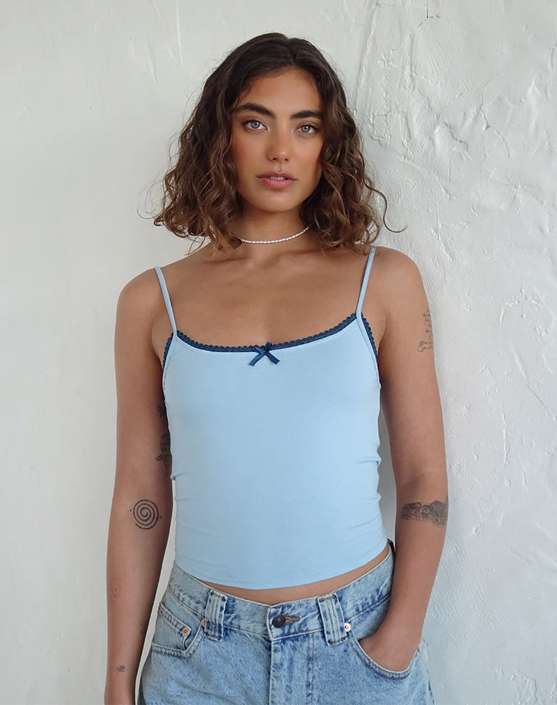 Chaleco Suna en azul Nantucket con ribete azul mineral