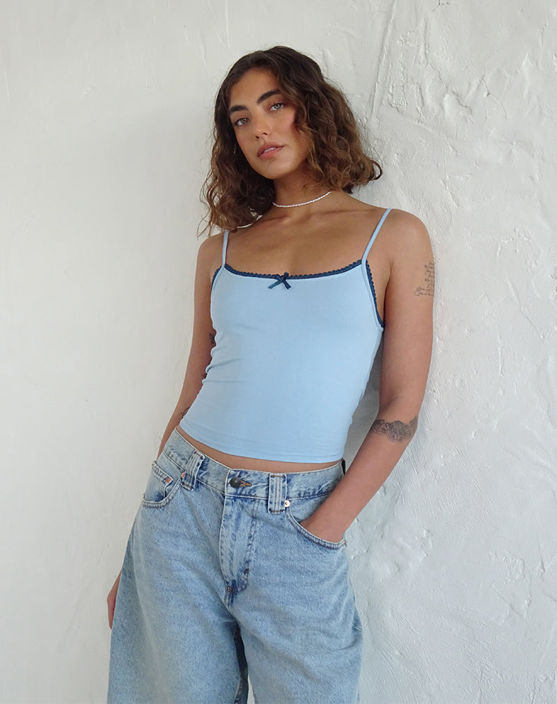 Imagen de la camiseta Suna en azul Nantucket con ribete azul mineral
