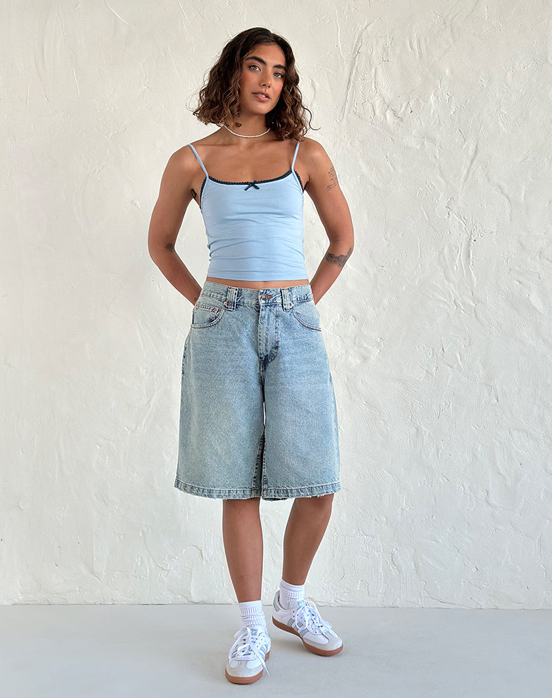 Imagen de la camiseta Suna en azul Nantucket con ribete azul mineral