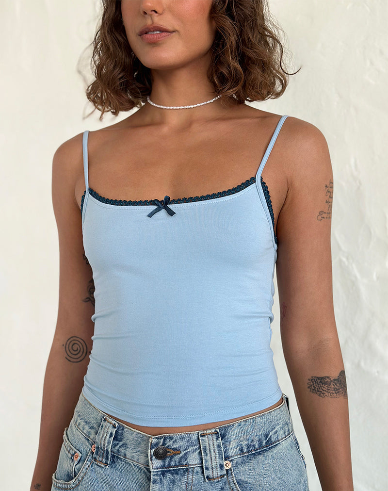 Imagen de la camiseta Suna en azul Nantucket con ribete azul mineral