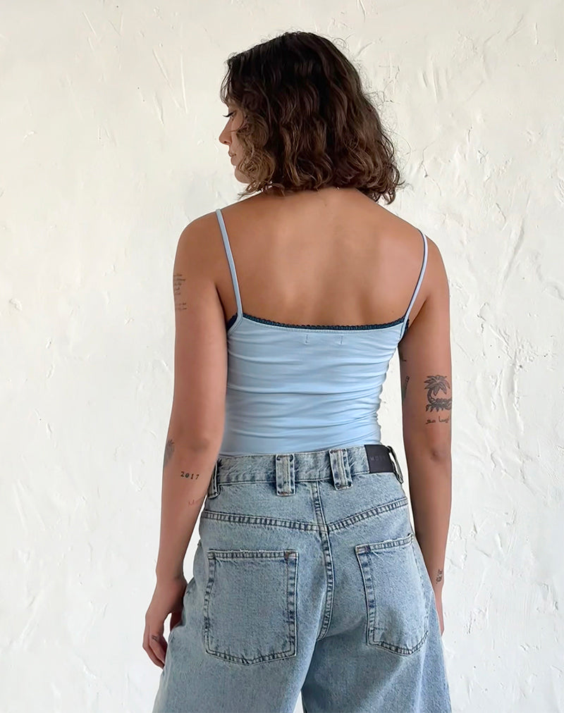 Imagen de la camiseta Suna en azul Nantucket con ribete azul mineral