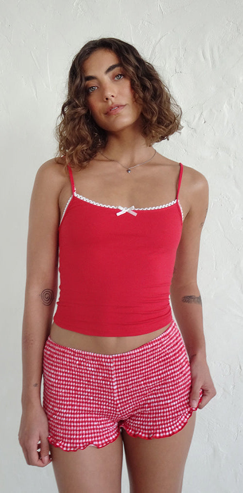 Imagen de la camiseta Suna en rojo tango con ribete marfil