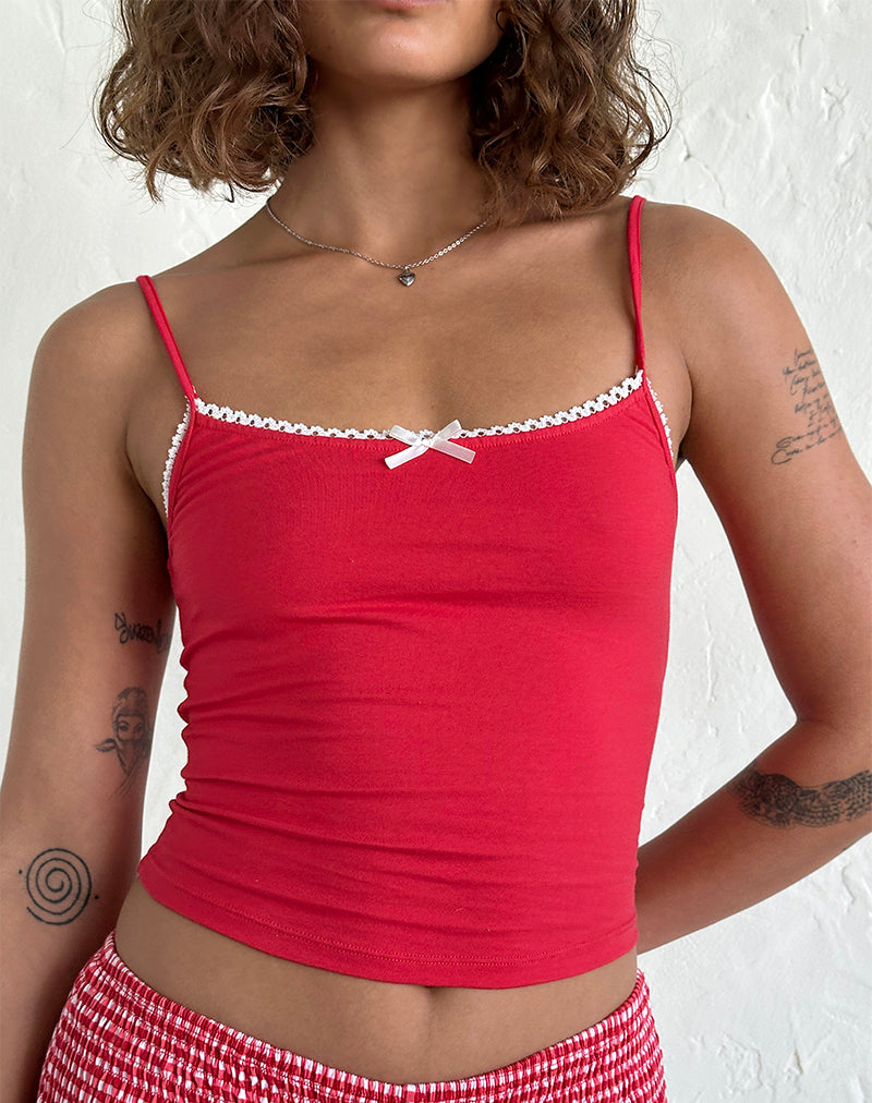 Imagen de la camiseta Suna en rojo tango con ribete marfil