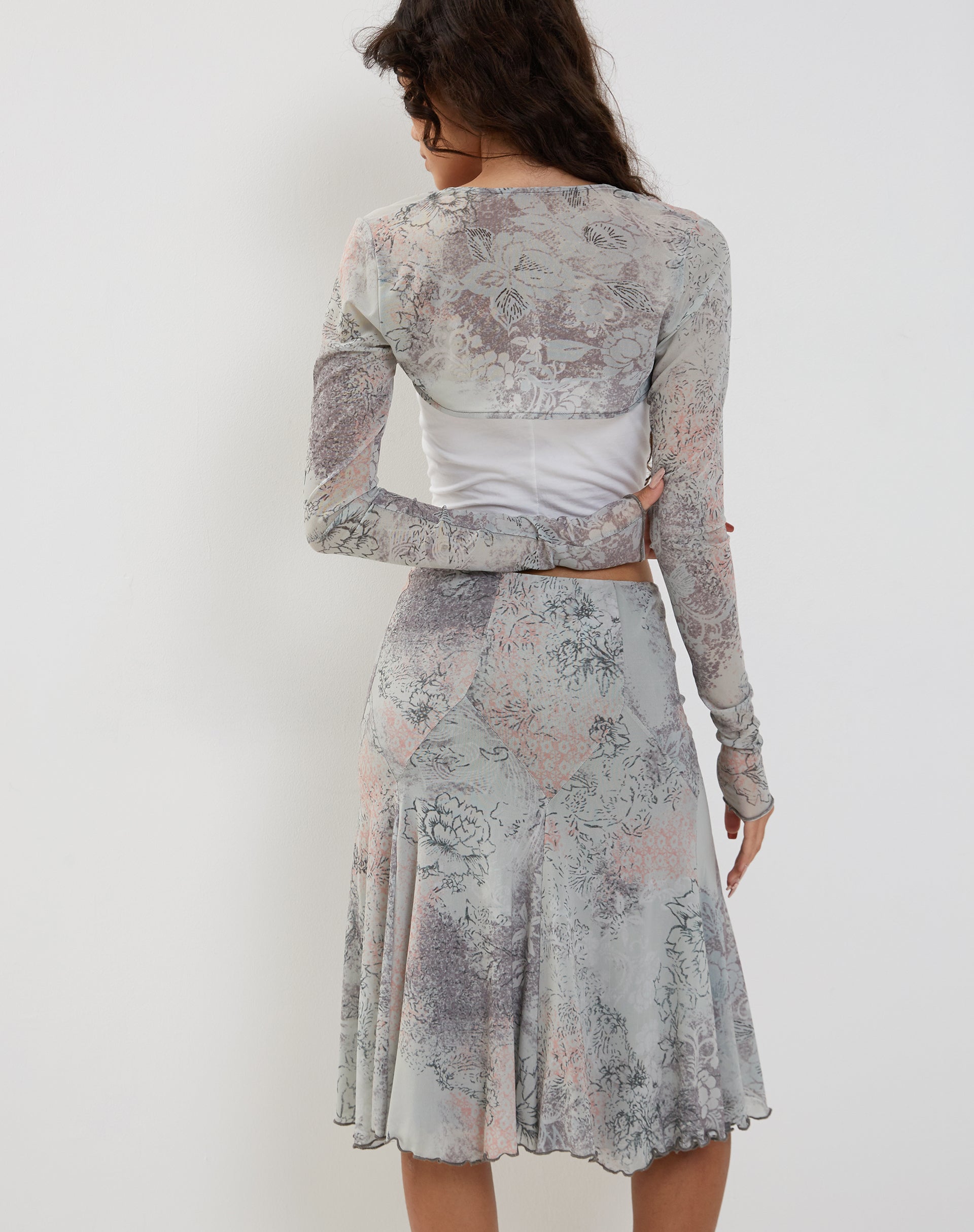 Imagen de Suri Shrug en encaje floral pastel