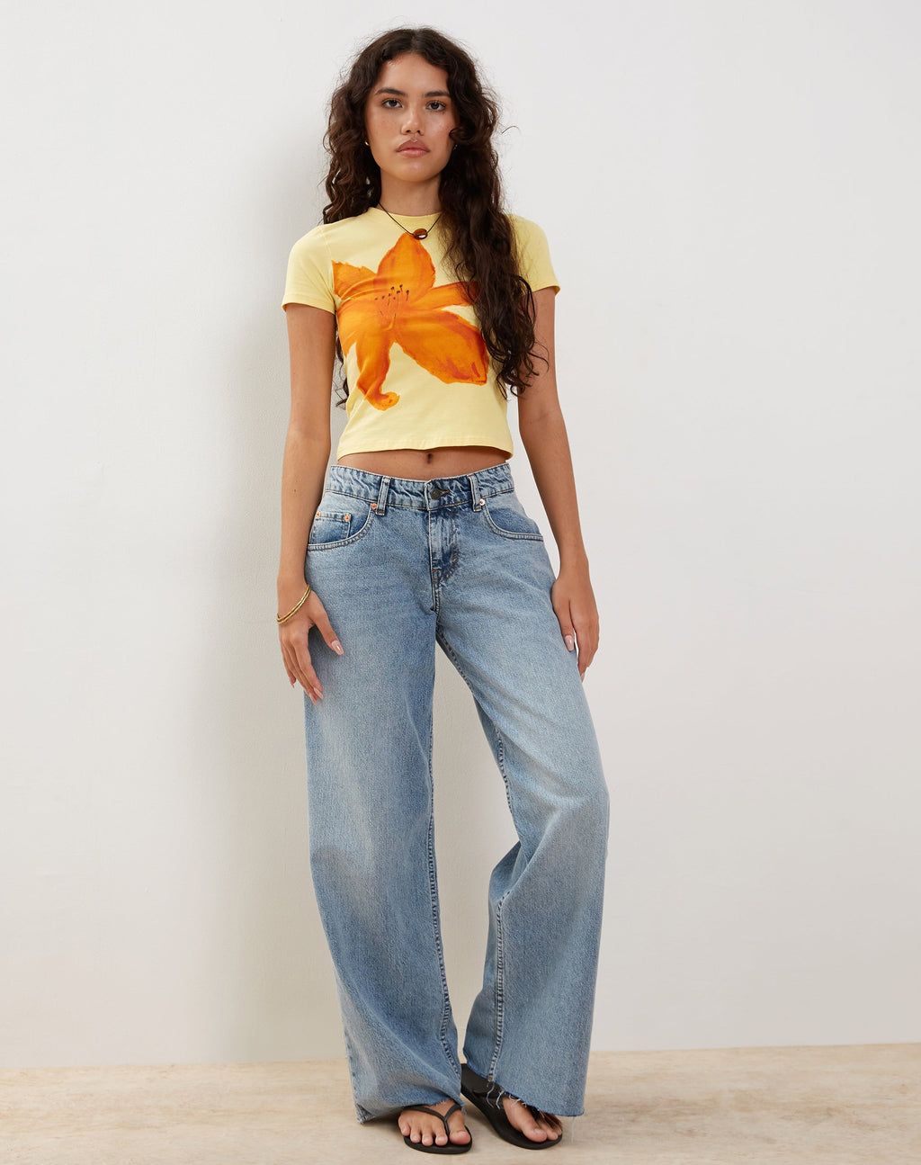 Tiona Baby Tee en limonada con estampado de flores de verano
