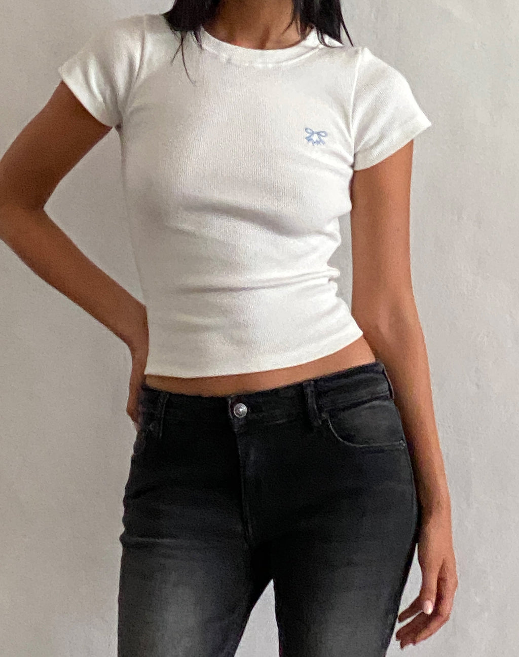 Camiseta Suti de canalé para bebé en blanco roto con lazo azul M bordado
