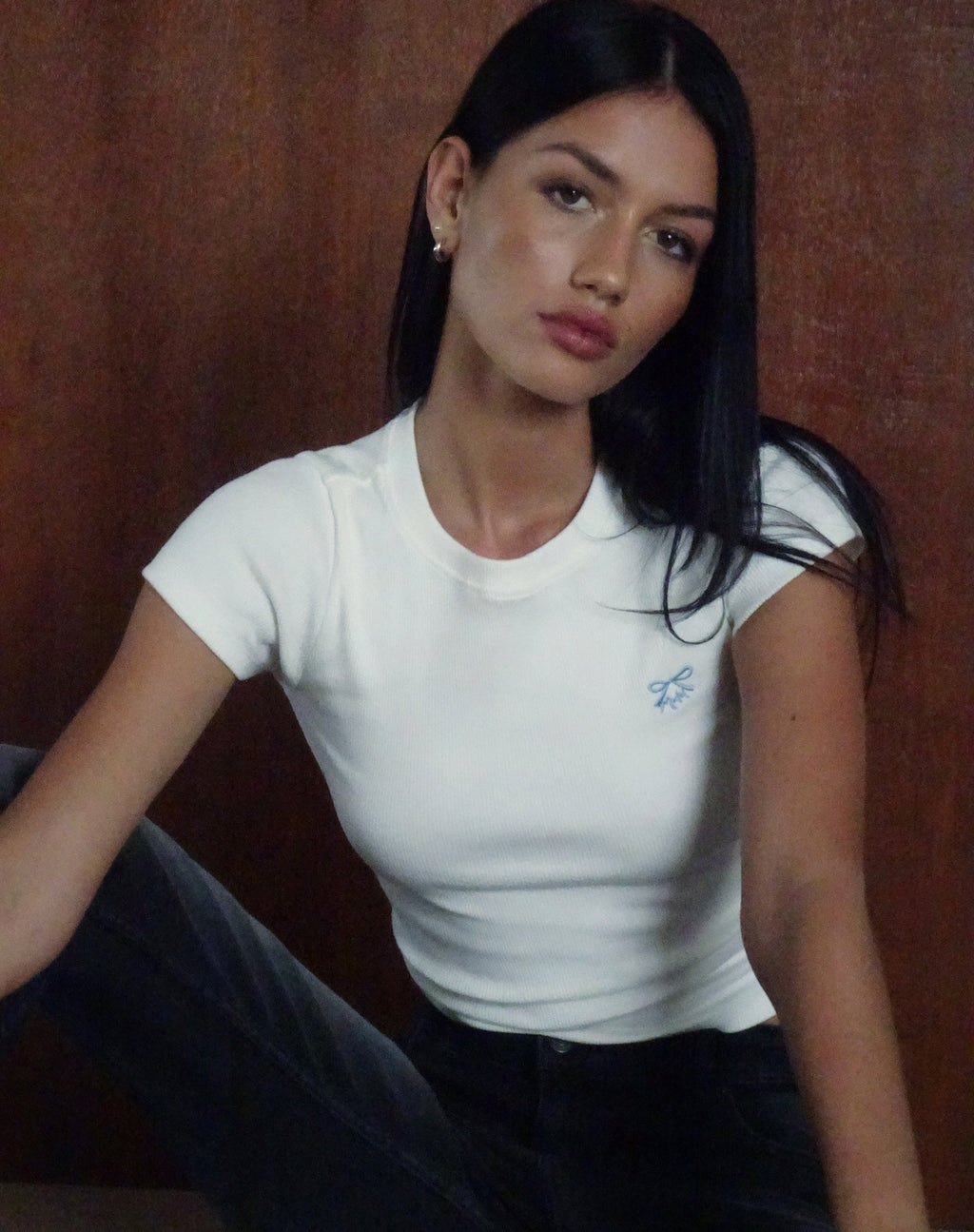 Camiseta Suti de canalé para bebé en blanco roto con lazo azul M bordado