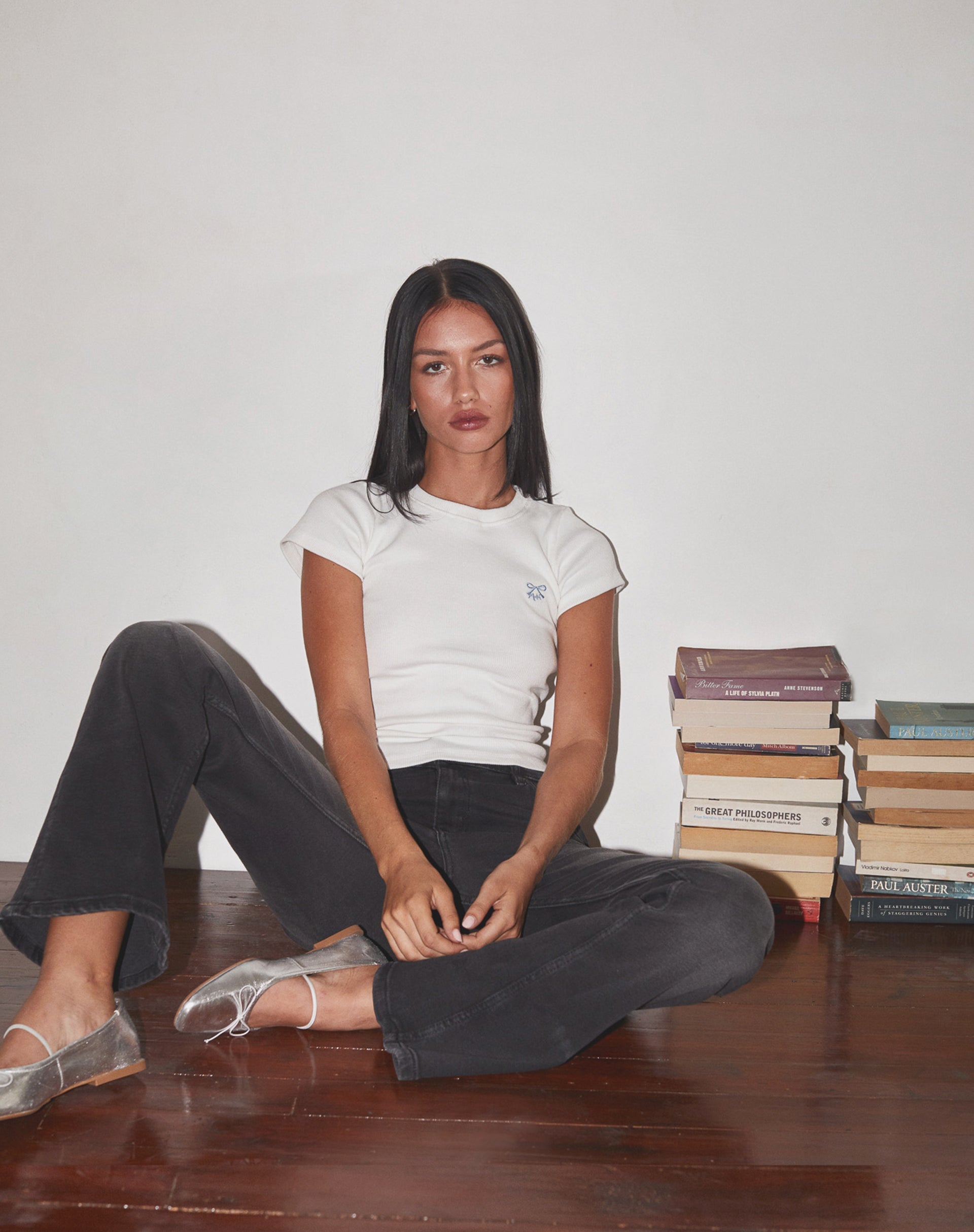 Imagen de Suti Ribbed Tee in Off White with Blue Bow M Embroidery