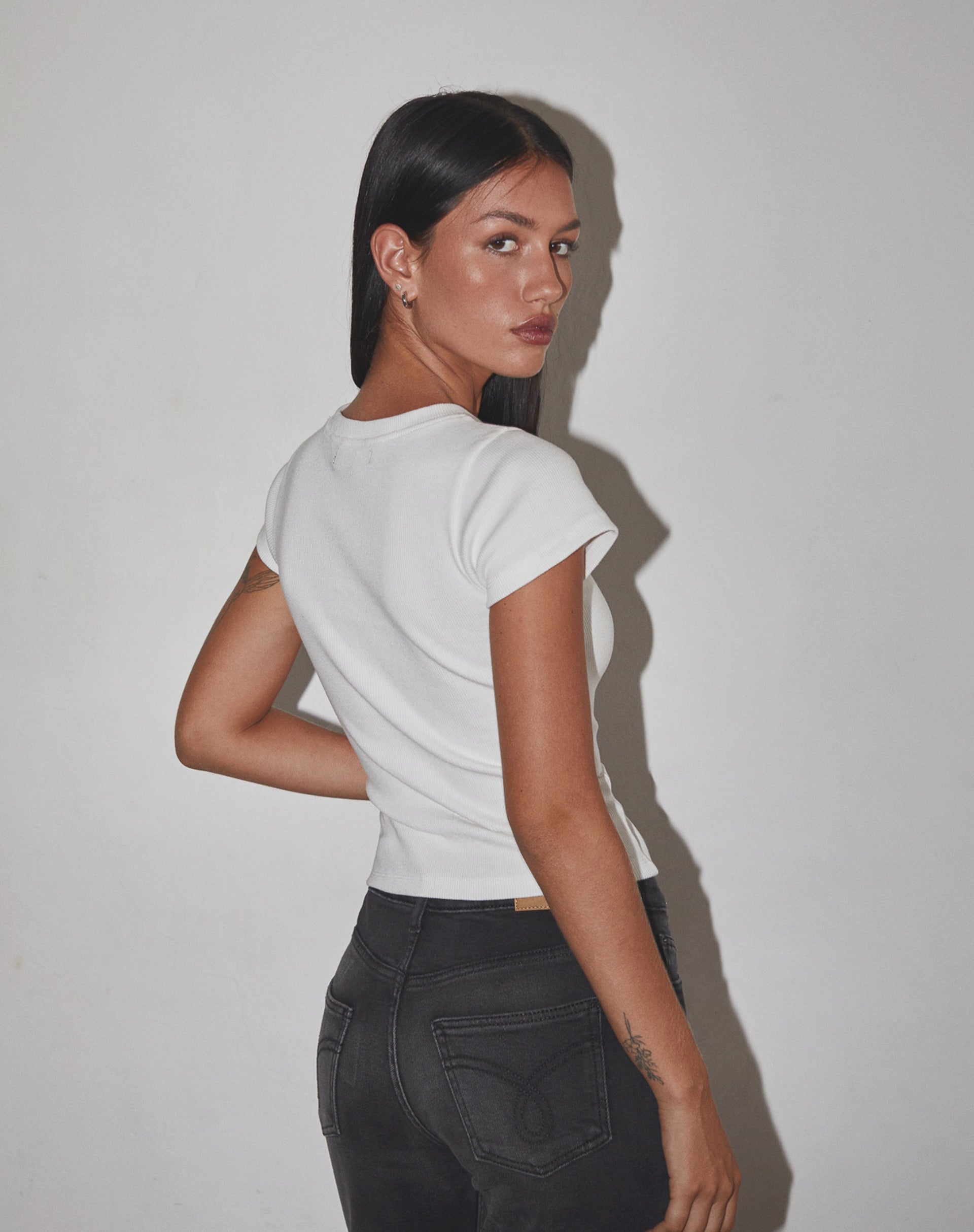 Imagen de Suti Ribbed Tee in Off White with Blue Bow M Embroidery