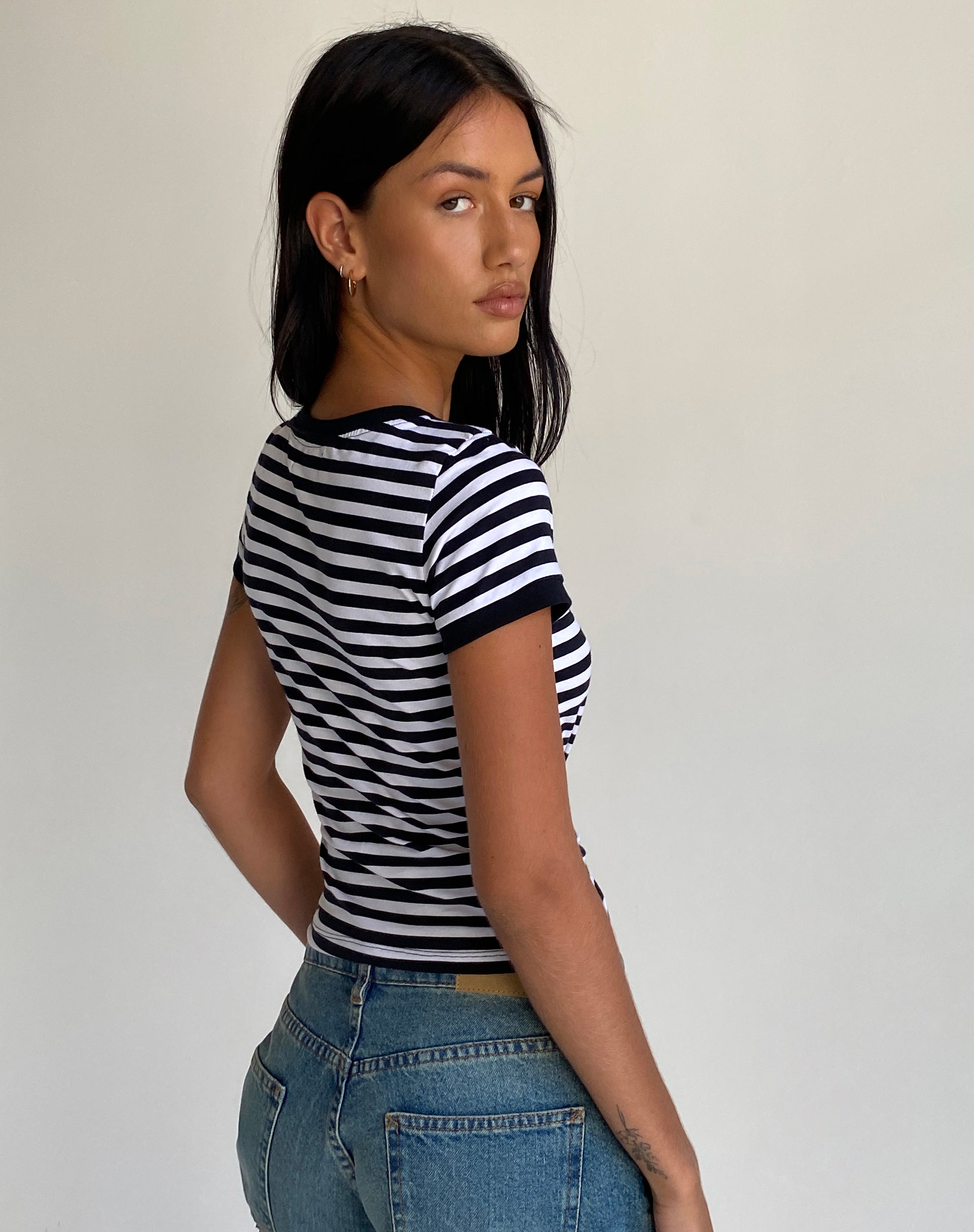 Camiseta Sutin de rayas blancas y negras con bordado M