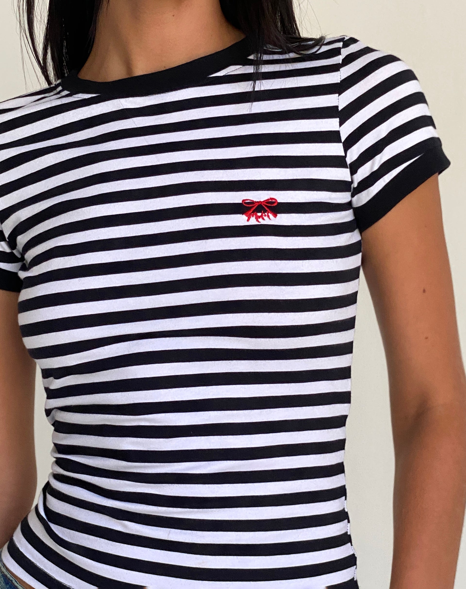 Camiseta Sutin de rayas blancas y negras con bordado M