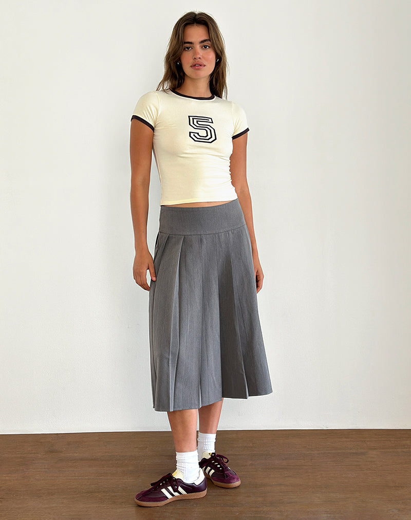 Imagen de la camiseta Sutin Tee en amarillo Buttermilk con el emblema 5 y ribetes en rojo caoba