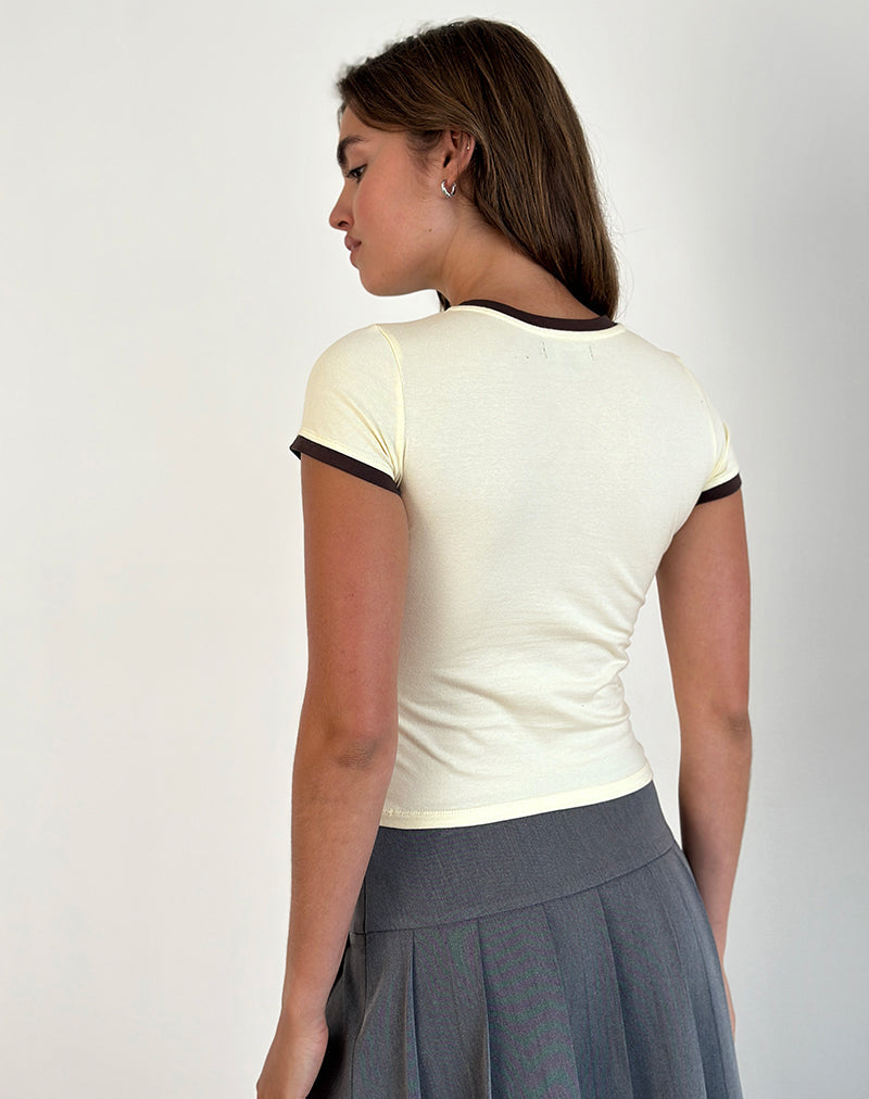 Imagen de la camiseta Sutin Tee en amarillo Buttermilk con el emblema 5 y ribetes en rojo caoba