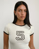 Imagen de la camiseta Sutin Tee en amarillo Buttermilk con el emblema 5 y ribetes en rojo caoba