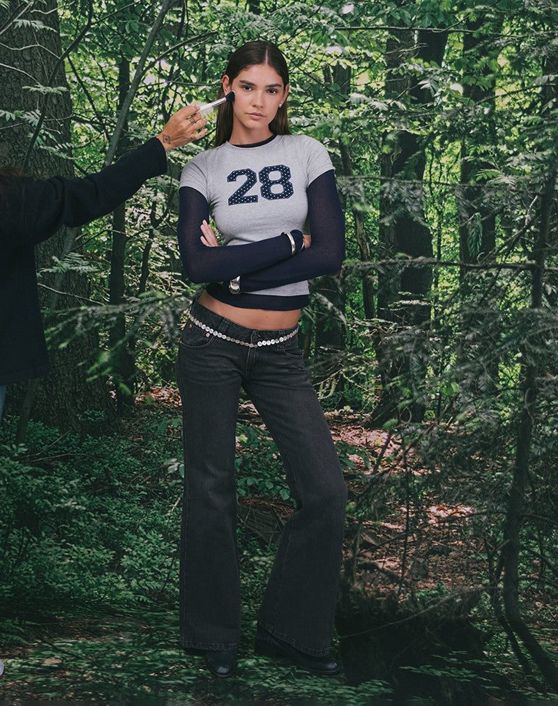 Imagen de la camiseta Sutin en gris jaspeado con bordado de lunares.