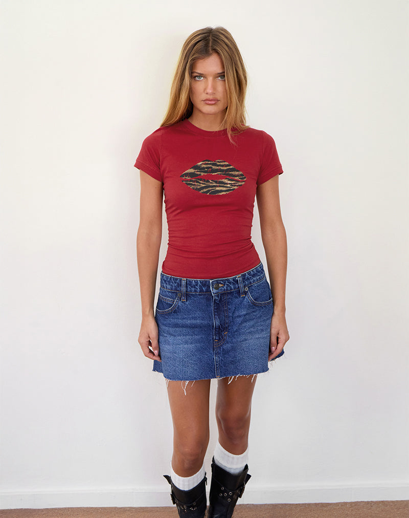Camiseta Sutin en rojo adrenalina con estampado de labios de leopardo
