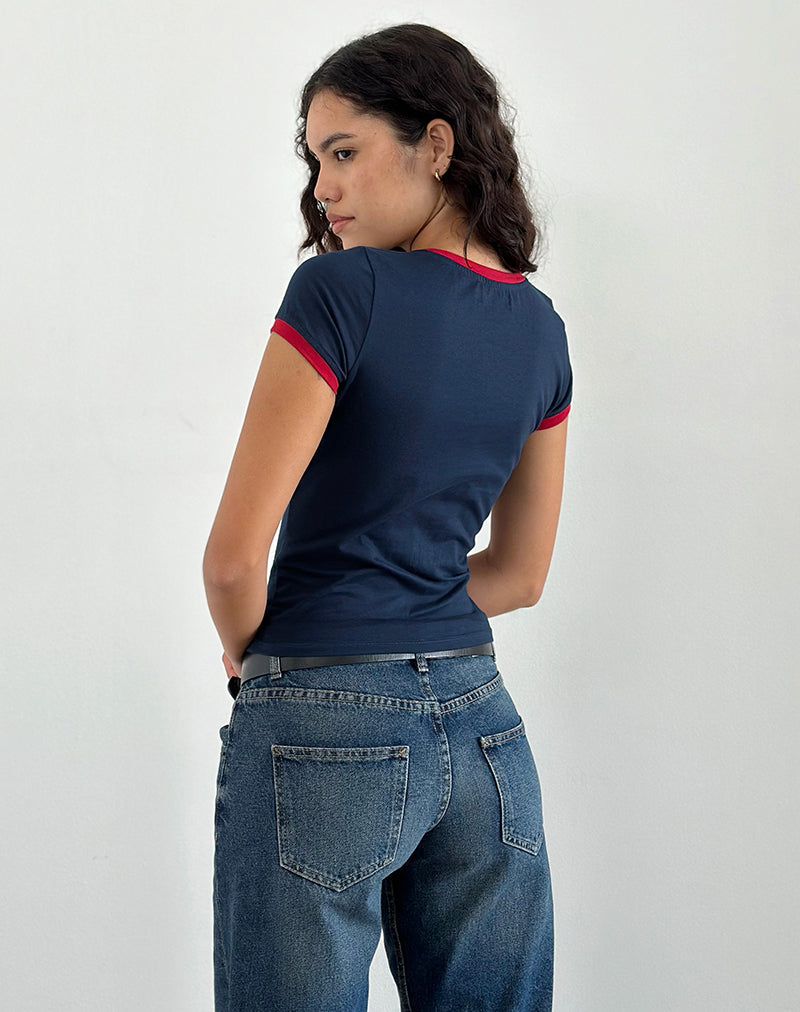 Camiseta Sutin en azul marino con ribete rojo y gráfico Doeyes