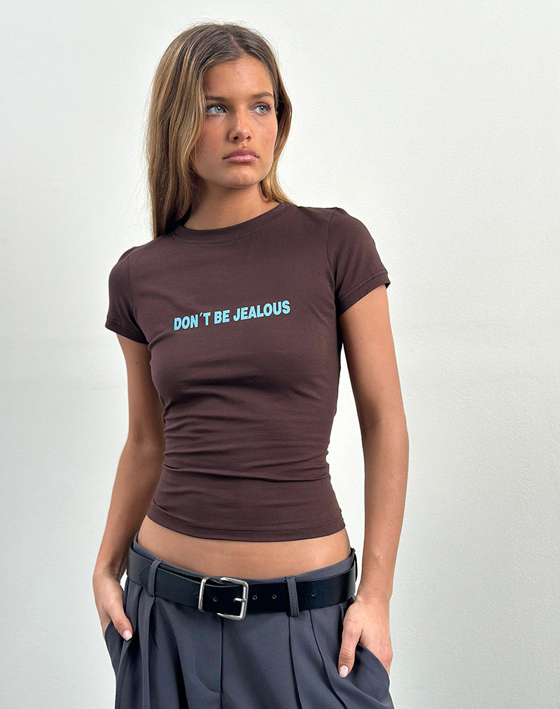 Imagen de Sutin Baby Tee en caoba oscuro con el lema Don't Be Jealous (No seas celoso)