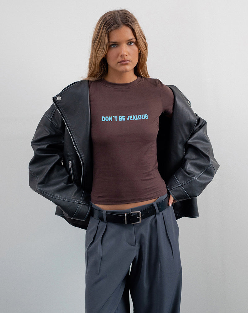 Imagen de Sutin Baby Tee en caoba oscuro con el lema Don't Be Jealous (No seas celoso)