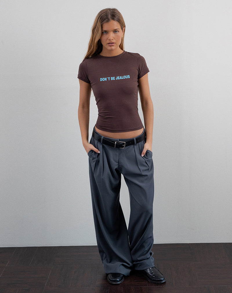 Imagen de Sutin Baby Tee en caoba oscuro con el lema Don't Be Jealous (No seas celoso)