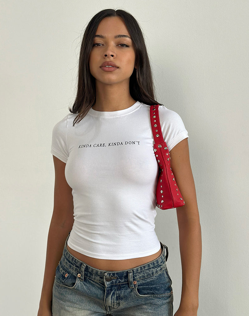 Top Sutin en blanco con gráfico Kinda Care Kinda Don't