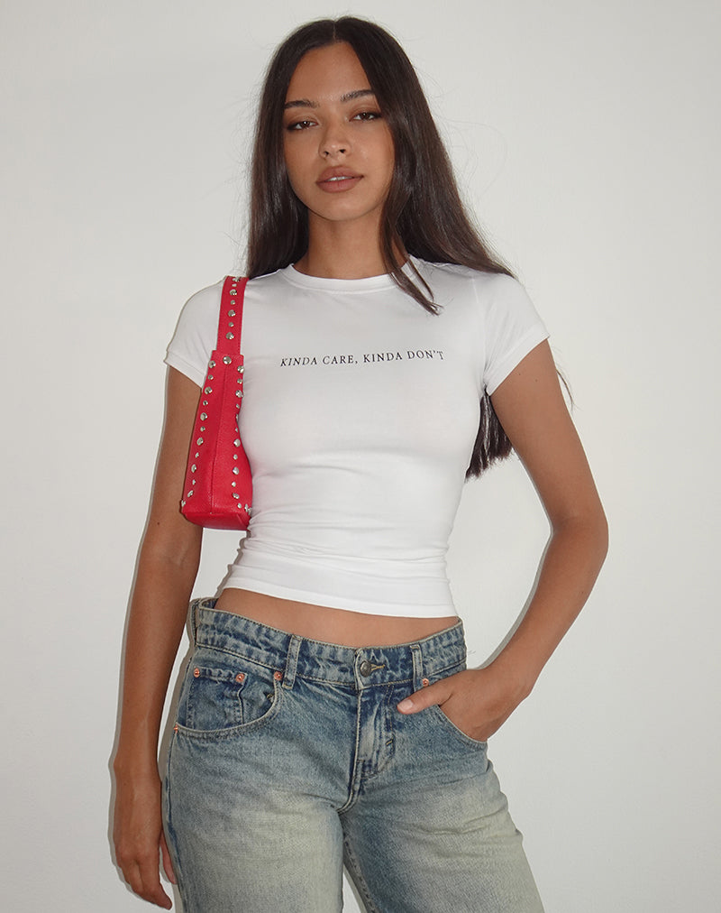 Imagen de Sutin Top en blanco con Kinda Care Kinda Don't Graphic