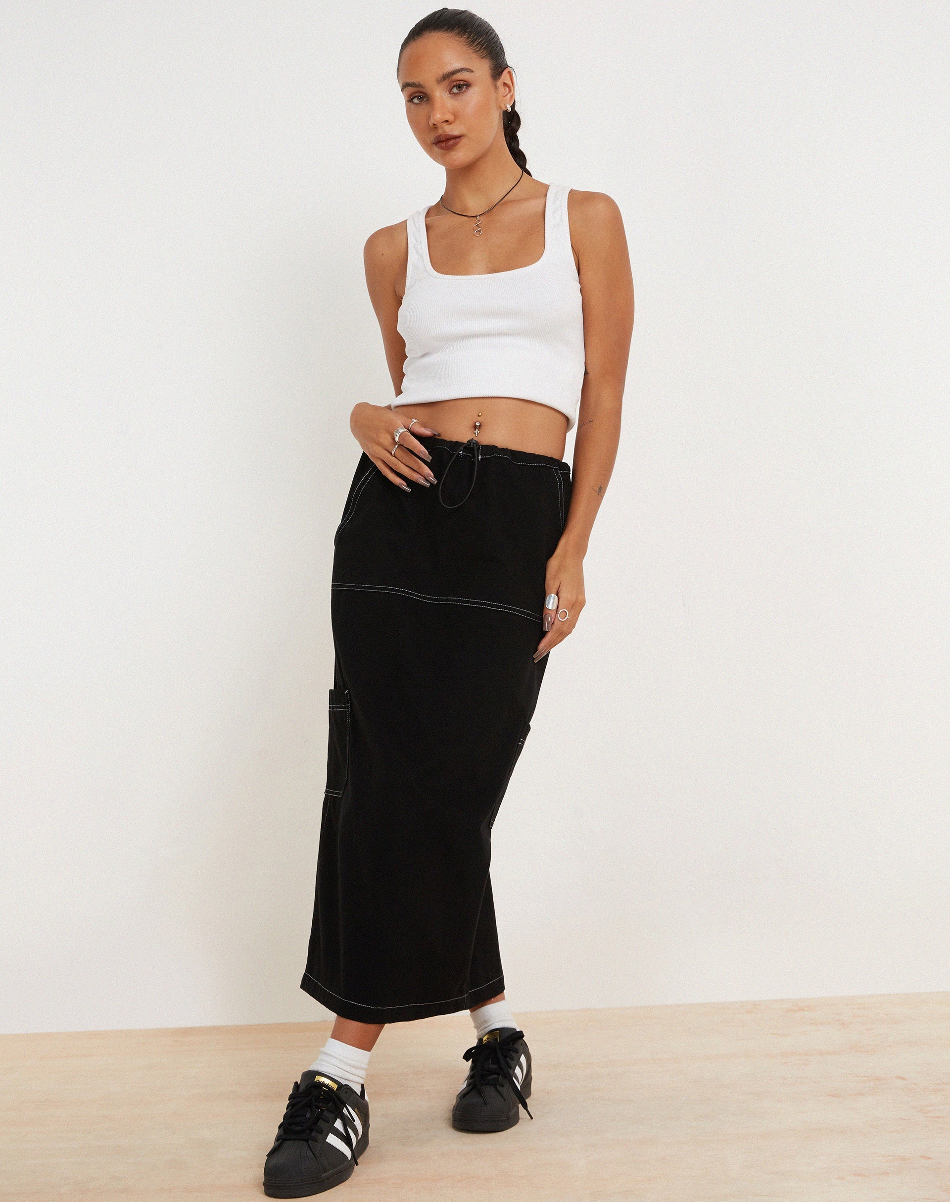 imagen de Swari Midi Cargo Skirt en Negro
