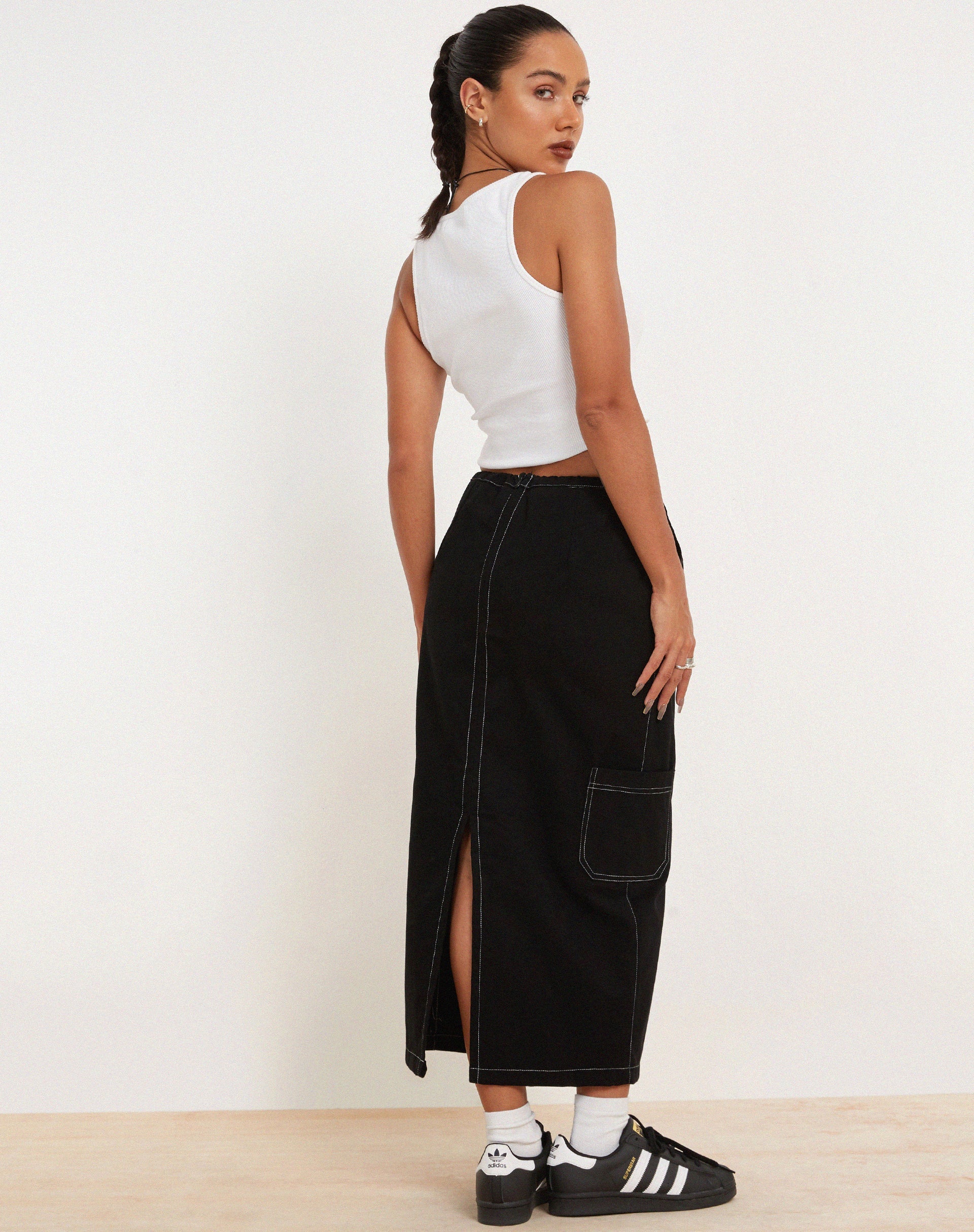 imagen de Swari Midi Cargo Skirt en Negro