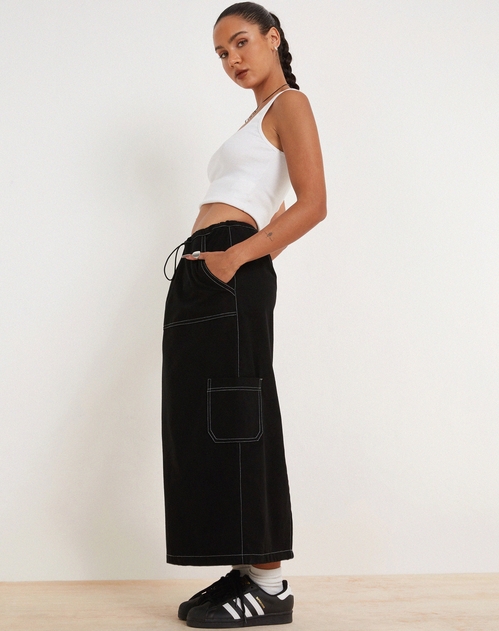 imagen de Swari Midi Cargo Skirt en Negro