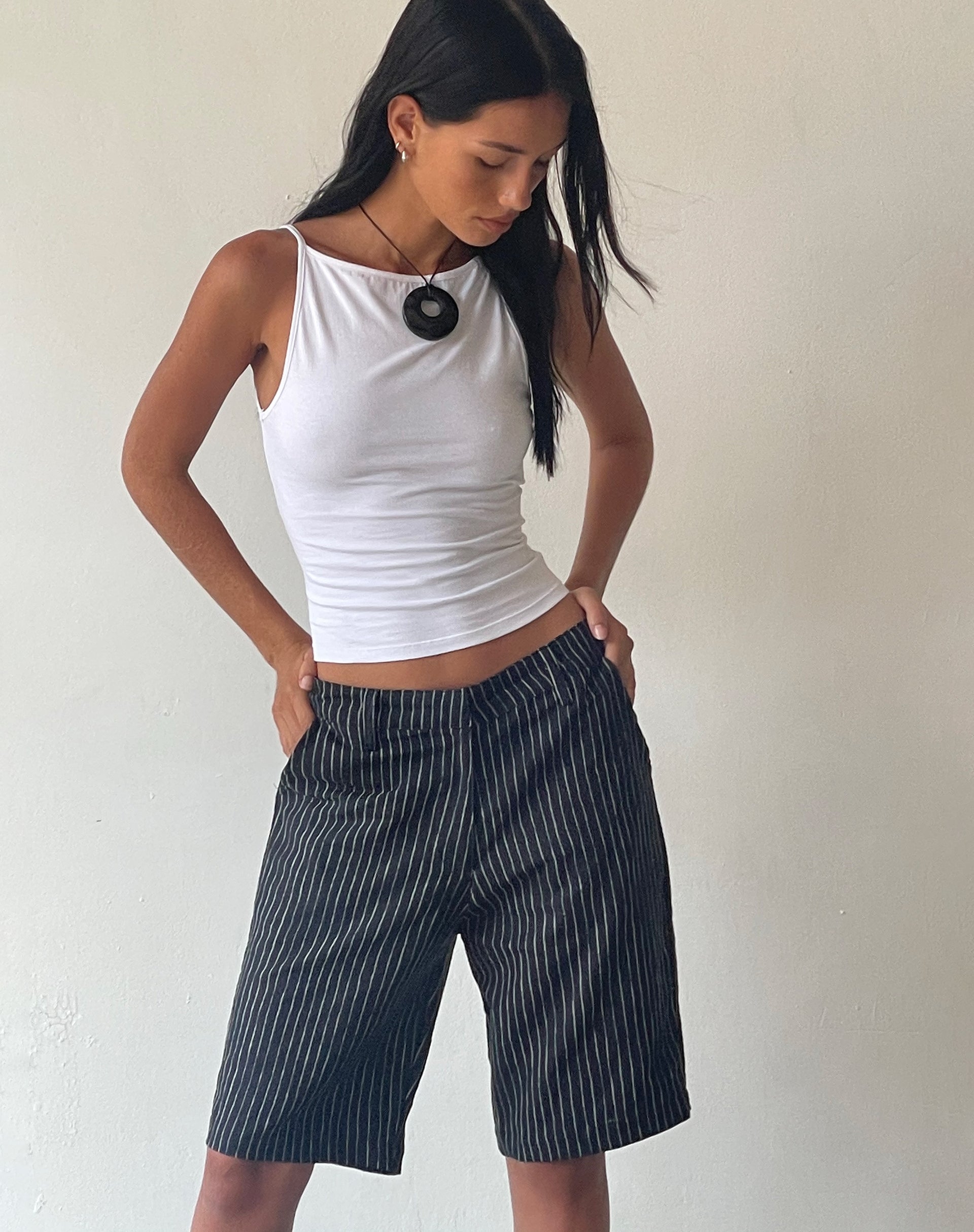 imagen de MOTEL X JACQUIE Tabaru Longline Shorts in Sketchy Stripe Negro