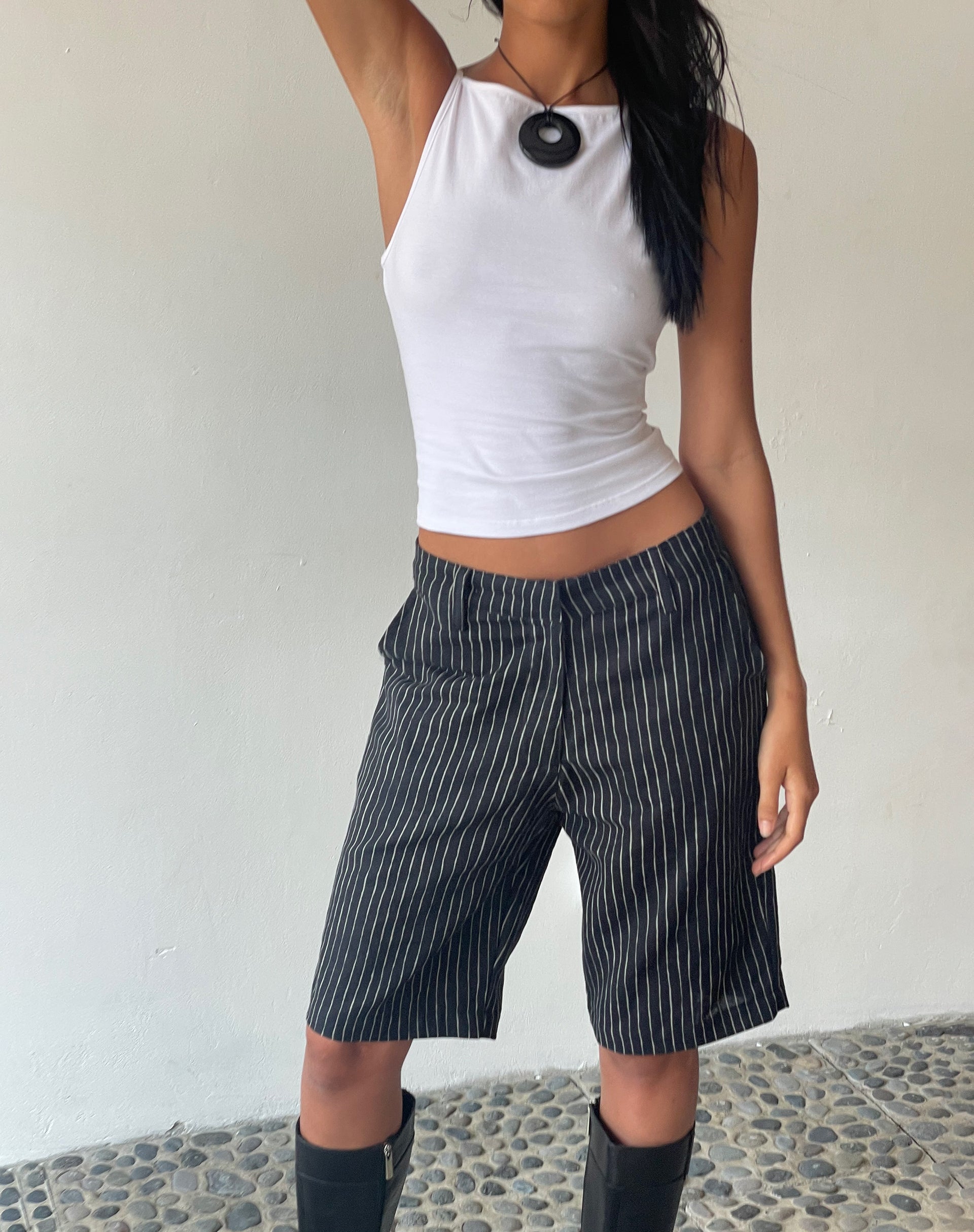 imagen de MOTEL X JACQUIE Tabaru Longline Shorts in Sketchy Stripe Negro