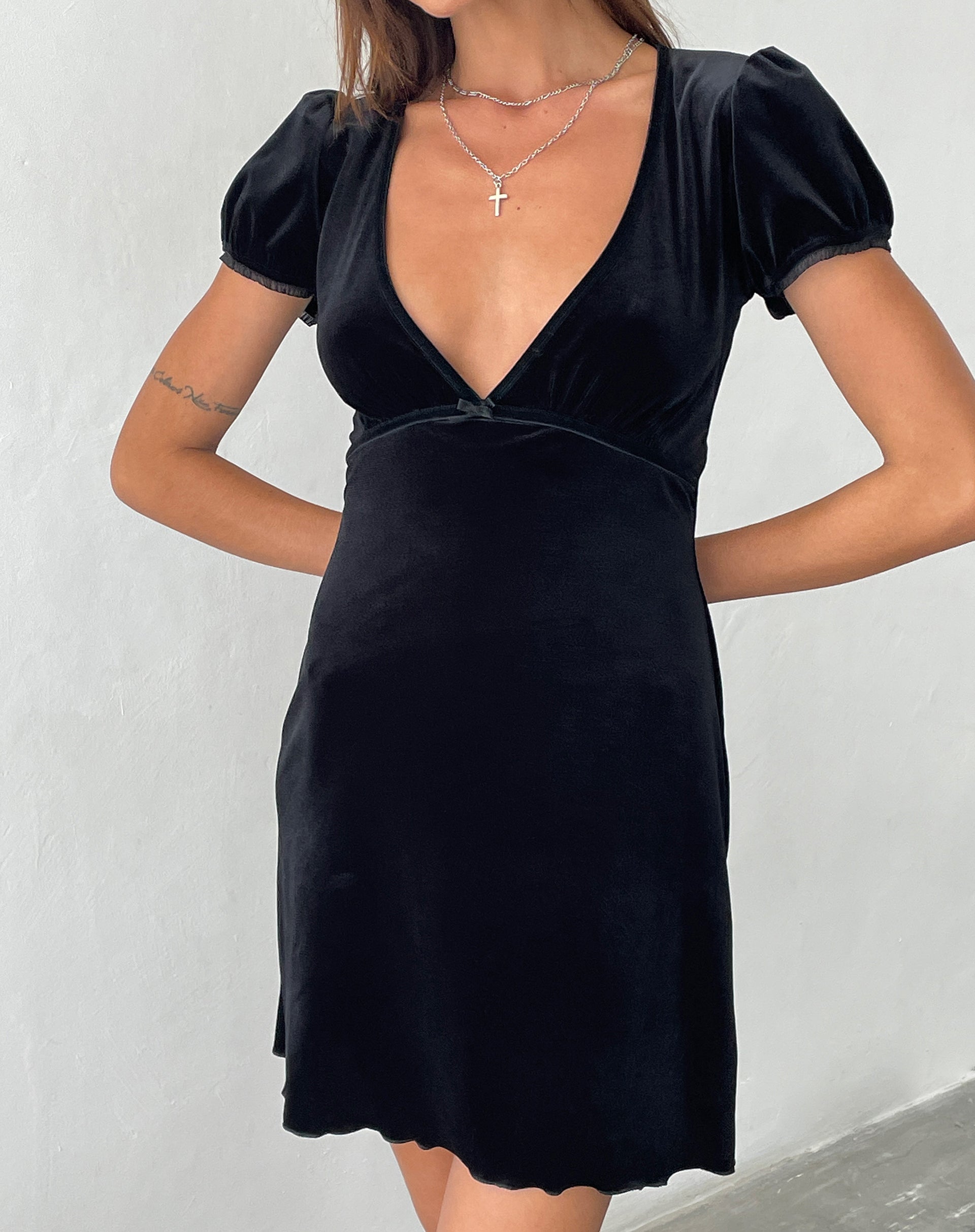 Imagen del minivestido Tabitha de terciopelo negro