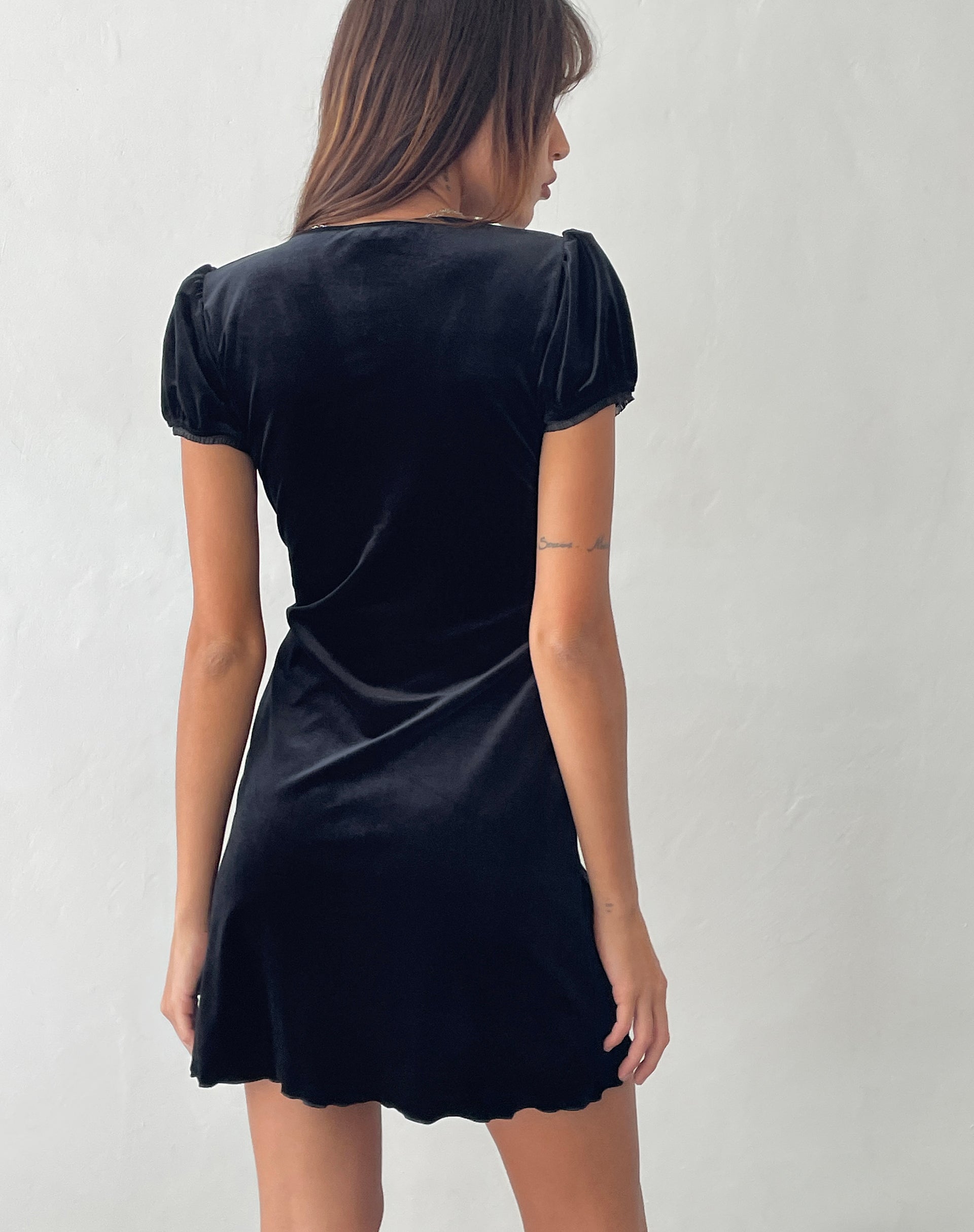Imagen del minivestido Tabitha de terciopelo negro