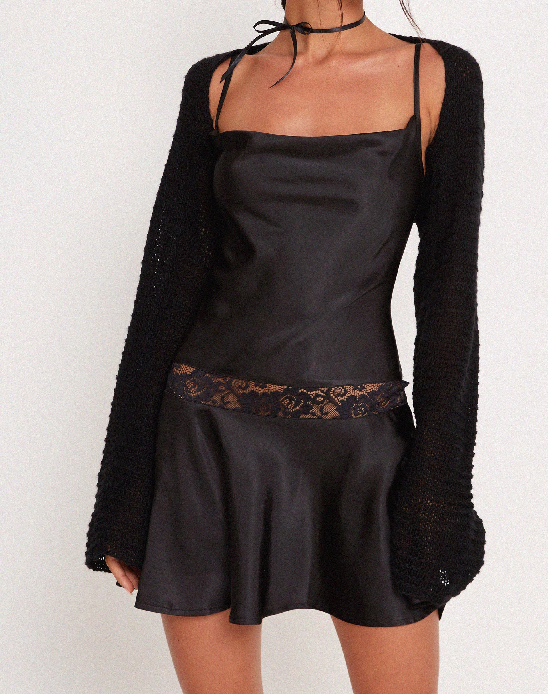 Imagen de Tahira Mini Slip Dress in Satin Negro
