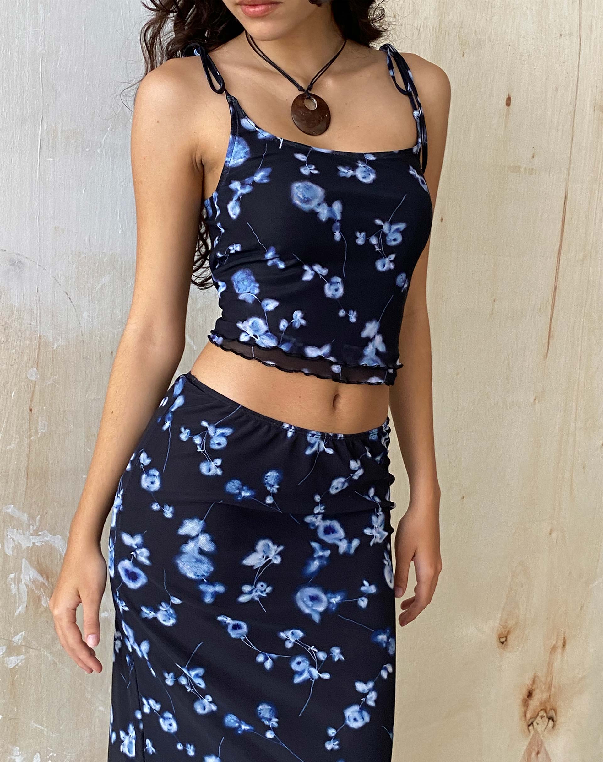 Imagen de Tamari Chaleco de malla con detalle de corbata en Floral difuso Azul marino