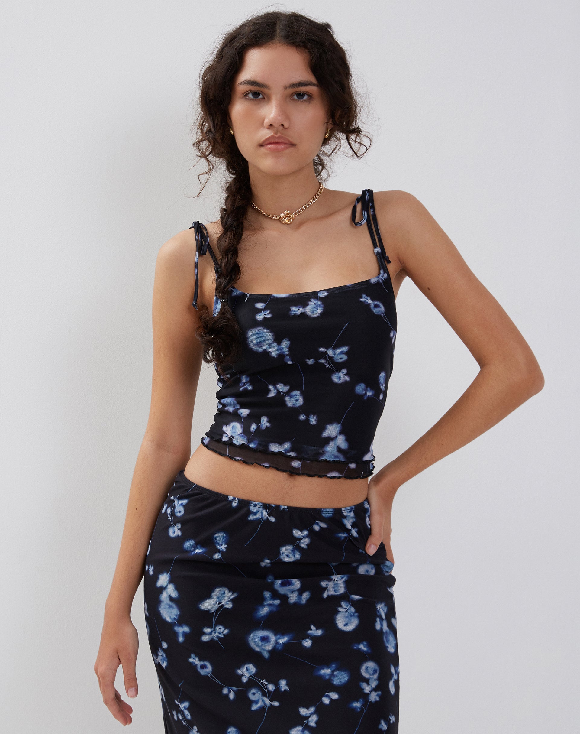 Imagen de Tamari Chaleco de malla con detalle de corbata en Floral difuso Azul marino