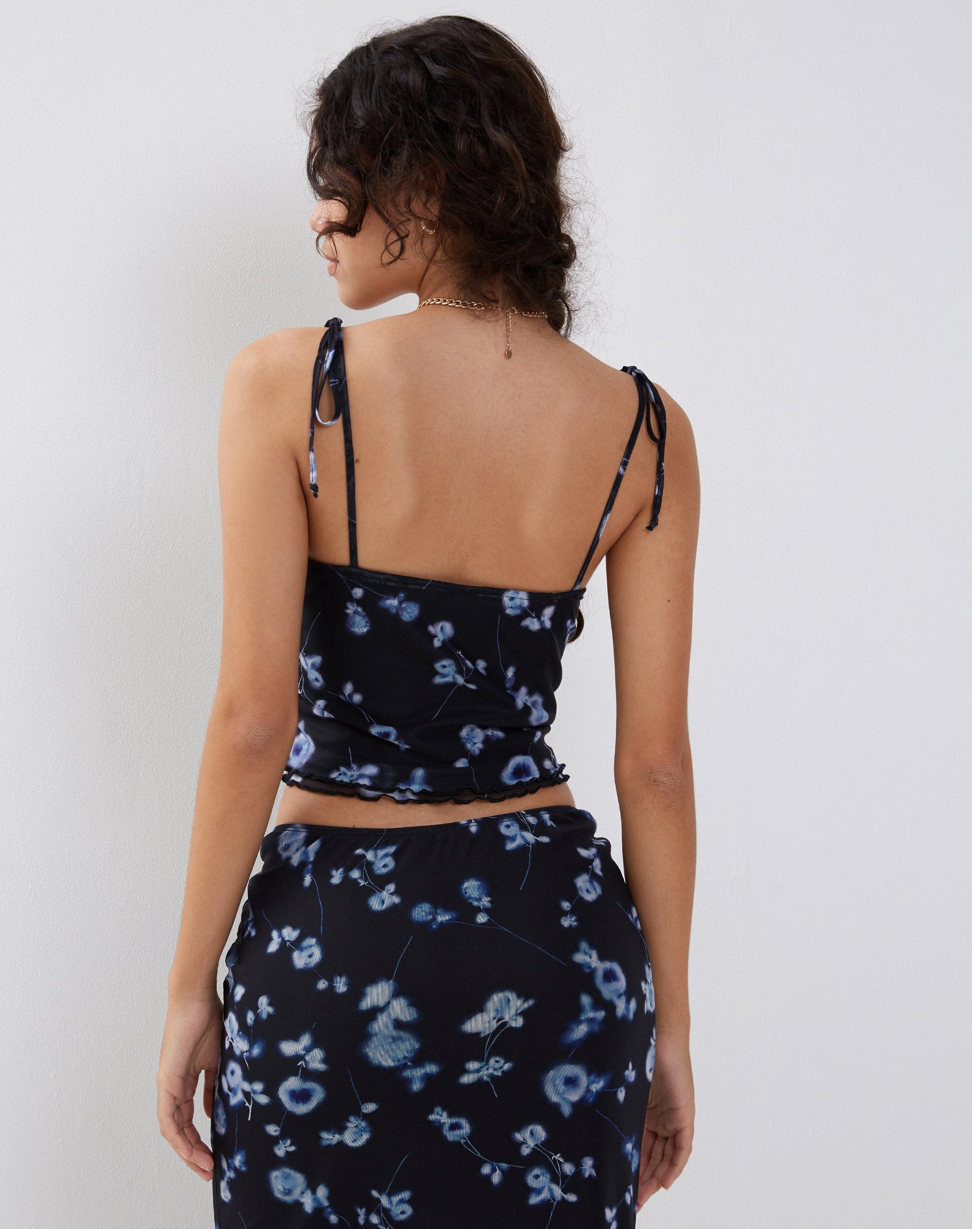 Imagen de Tamari Chaleco de malla con detalle de corbata en Floral difuso Azul marino