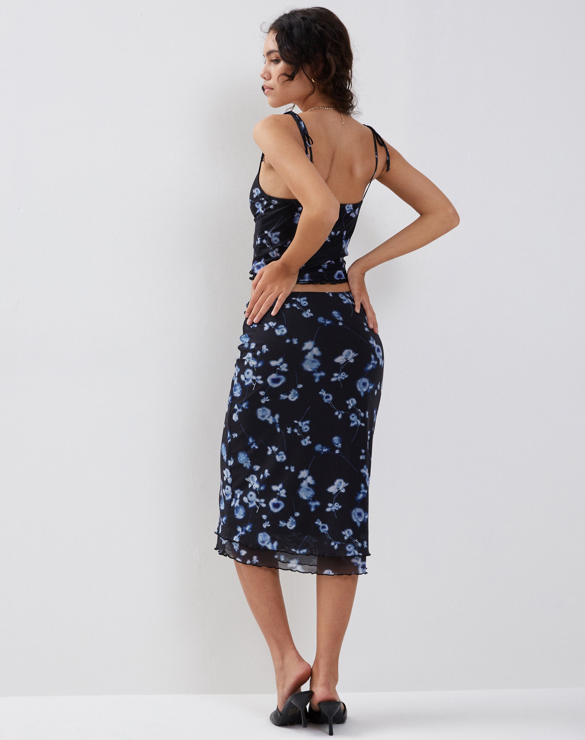 Imagen de Tamari Chaleco de malla con detalle de corbata en Floral difuso Azul marino