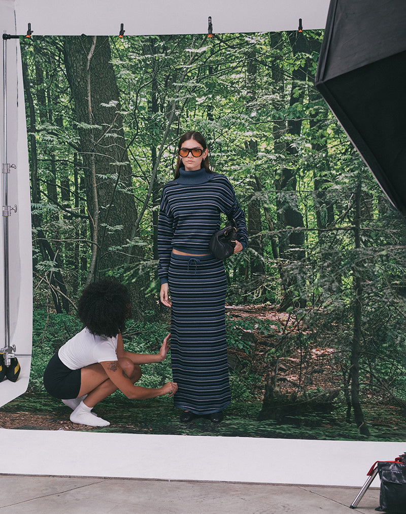 Imagen de la falda larga Tarmina en punto a rayas azul y gris.