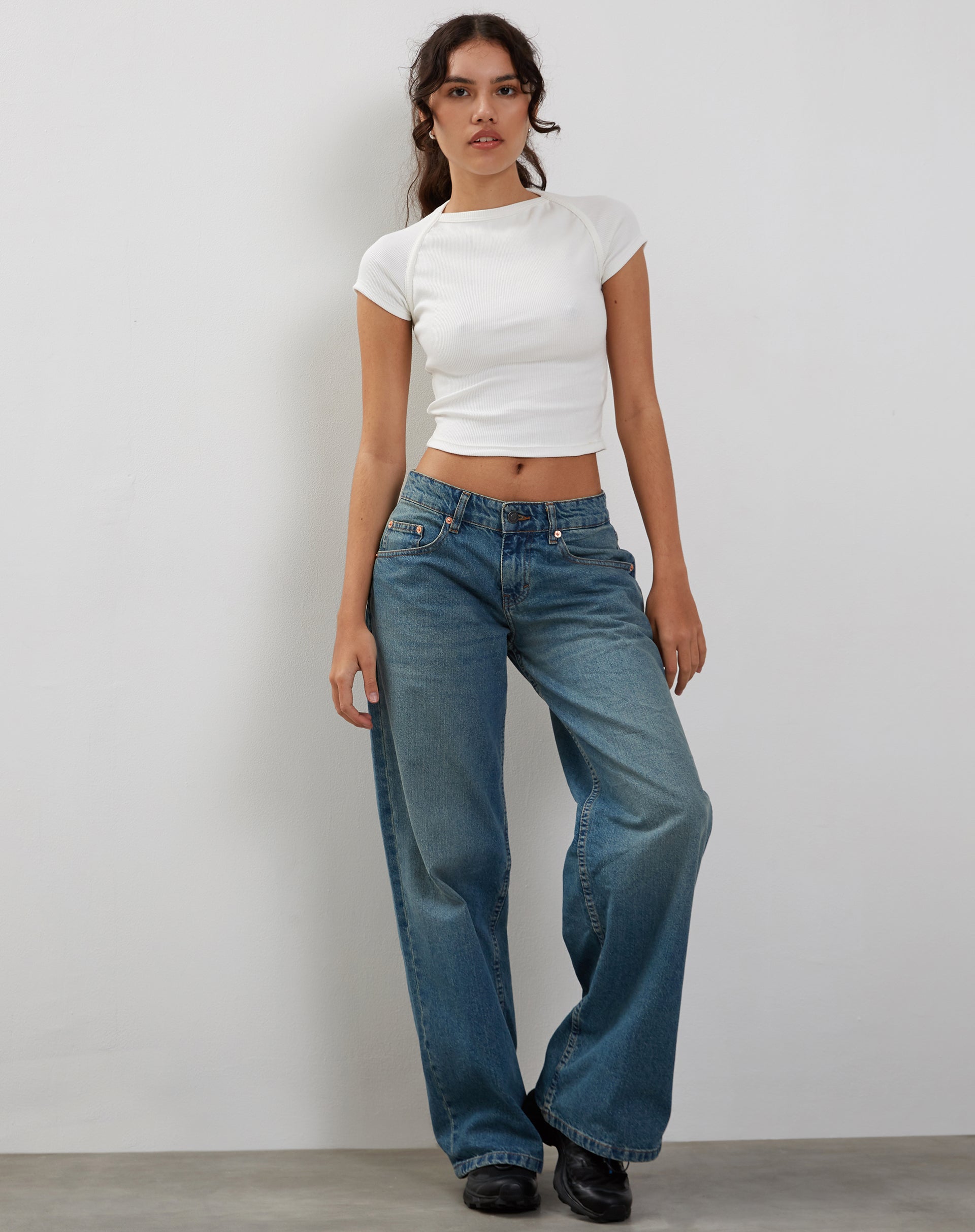 Imagen de Tasley Ribbed Folded Sleeve Tee en blanco