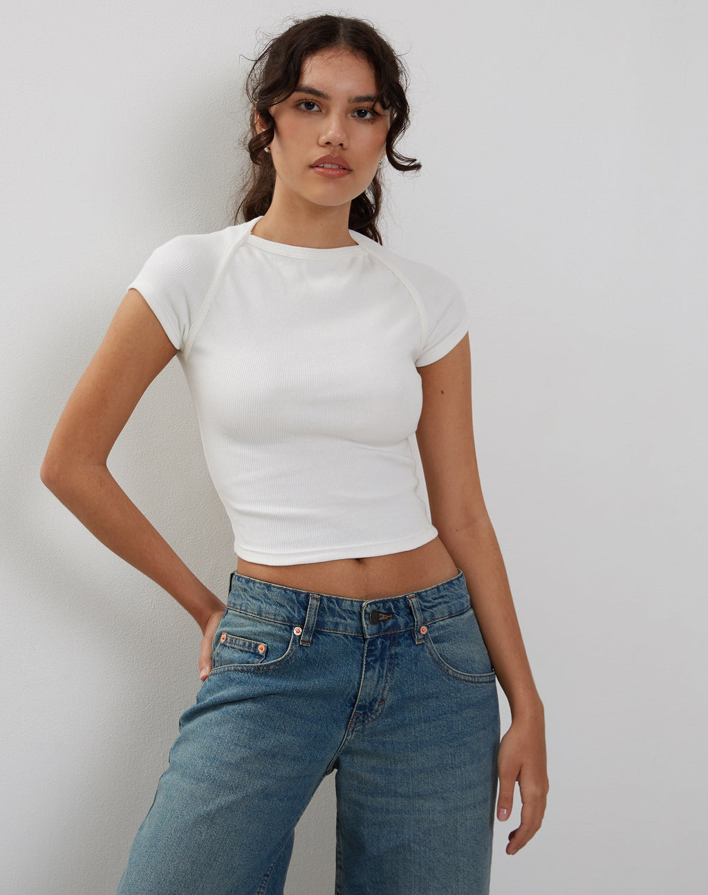 Camiseta de manga doblada de canalé Tasley en blanco
