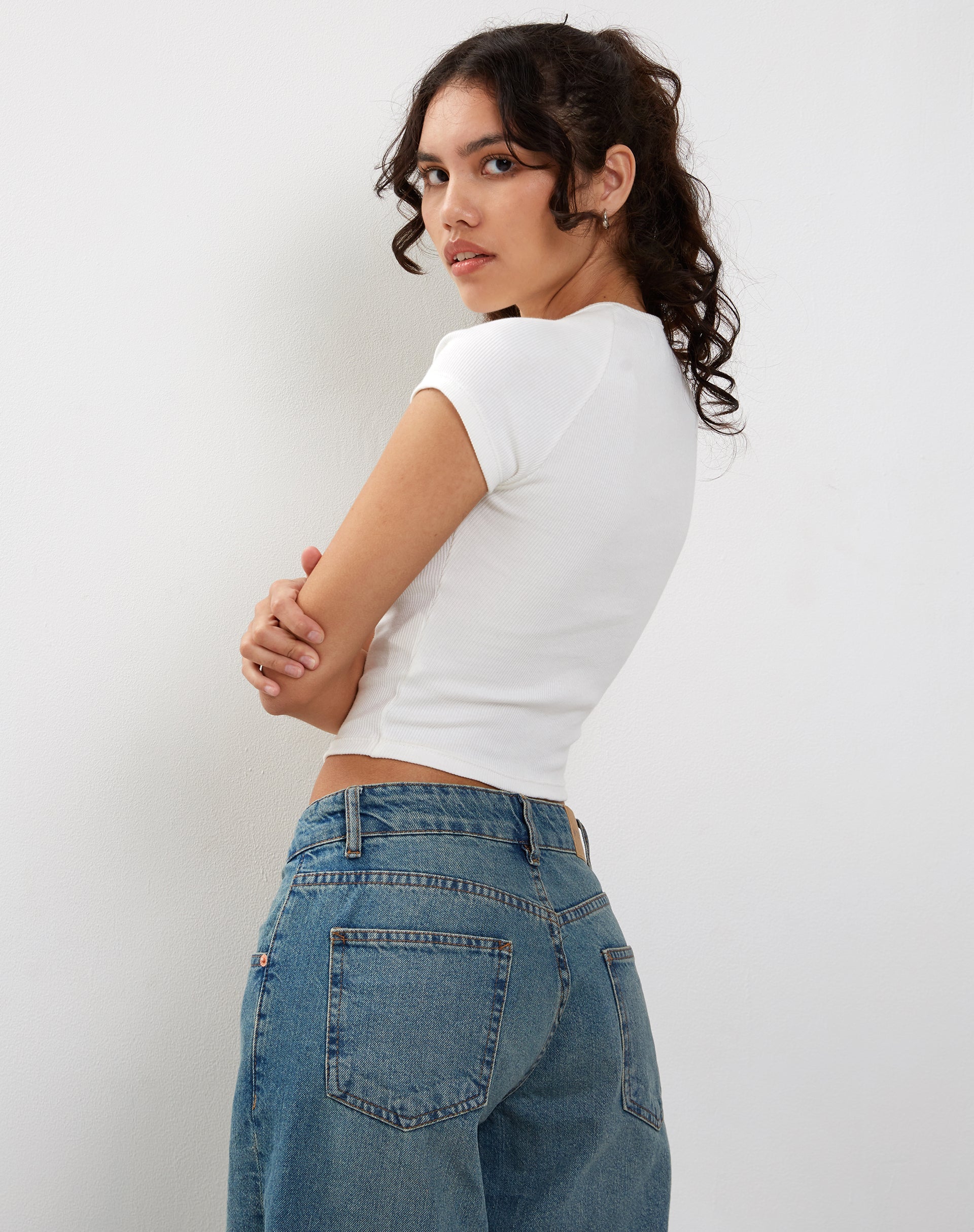 Imagen de Tasley Ribbed Folded Sleeve Tee en blanco