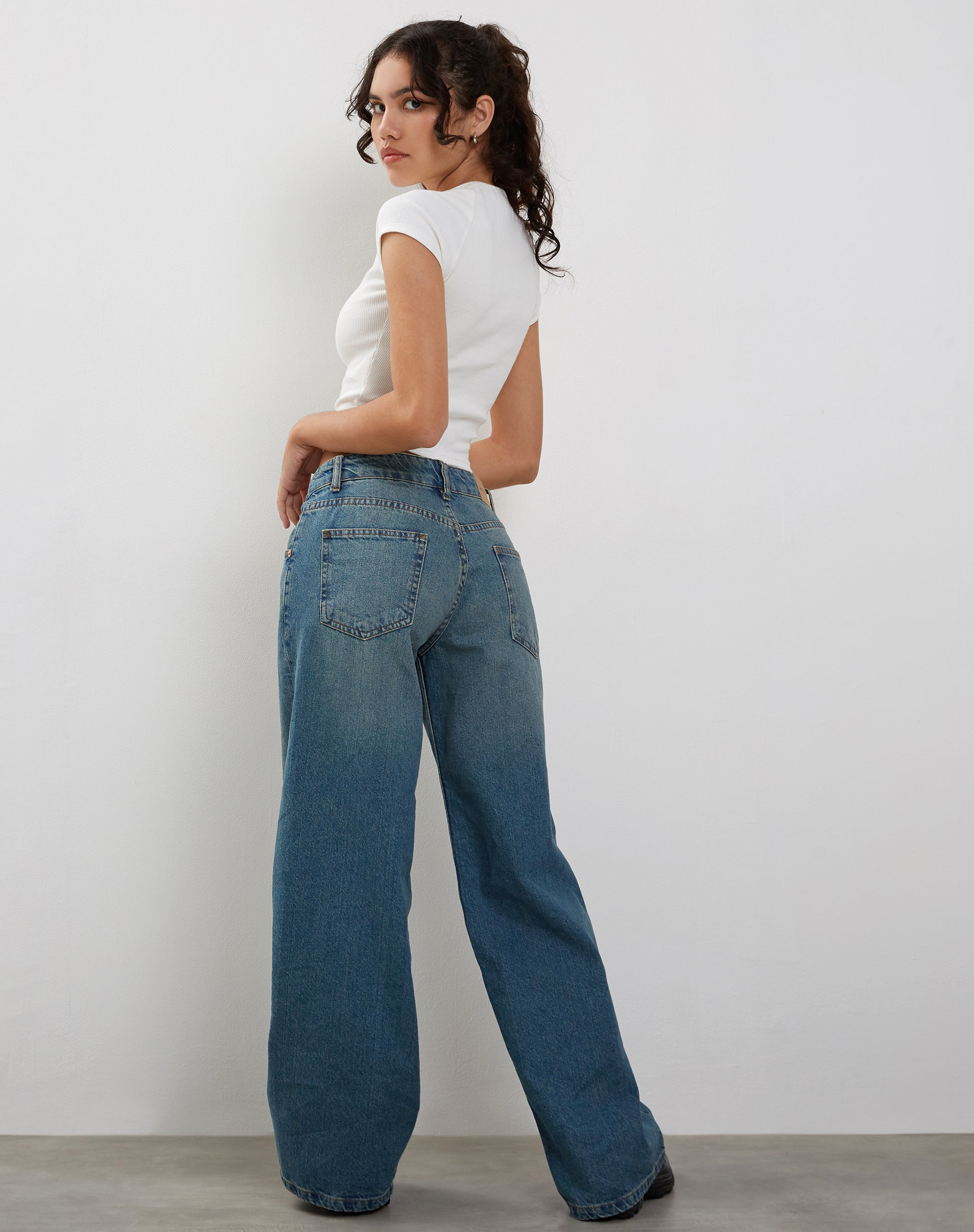 Imagen de Tasley Ribbed Folded Sleeve Tee en blanco